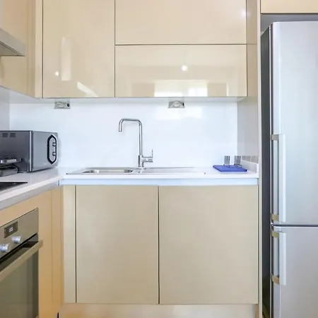 Business-friendly Res With Pool In Fikirtepe Κωνσταντινούπολη